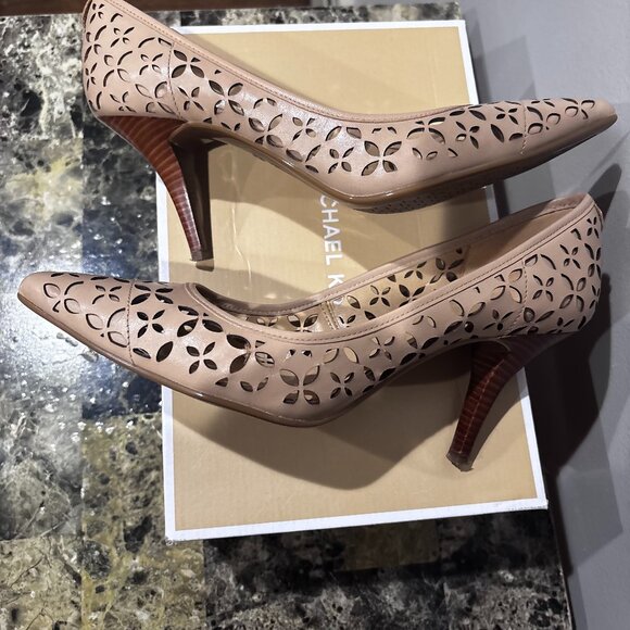 Micheal Kors Women's MK Flex Mid Perforated Pumps Nude SZ: 9M - Picture 1 of 16